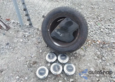 1996 Lincoln Town Car Executive z USA, uszkodzony, nr VIN 1LNLM81W5TY646462